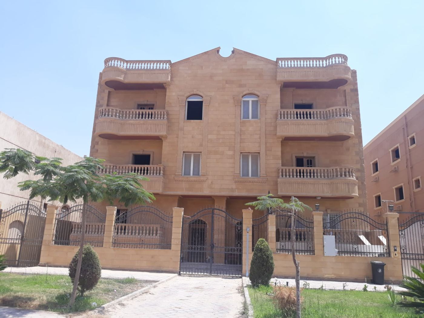 شقة داخل كمباوند النخيل بالتجمع الأول