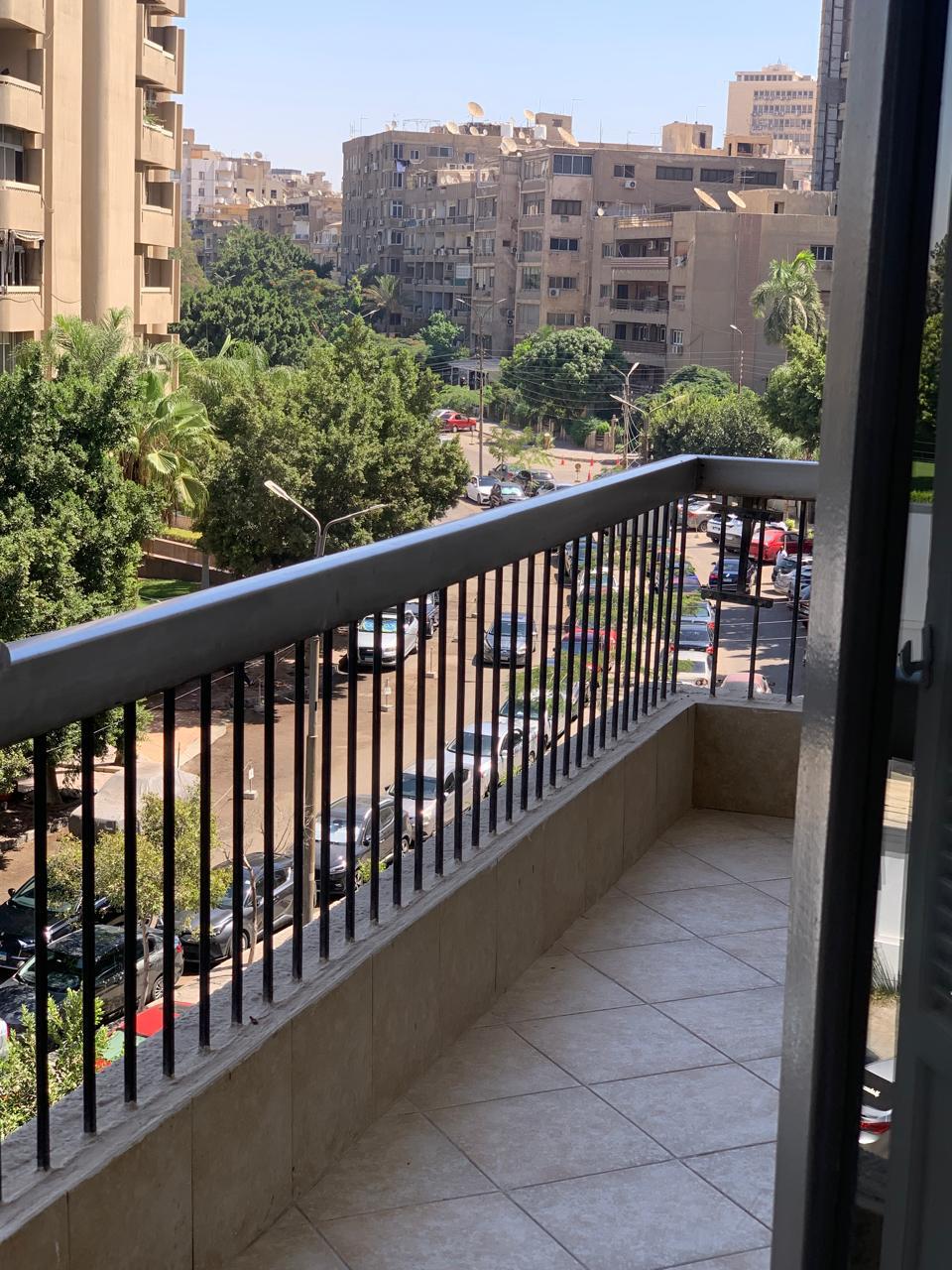 شقه للبيع تقاطع شارع العروبة مع شارع حسن صادق