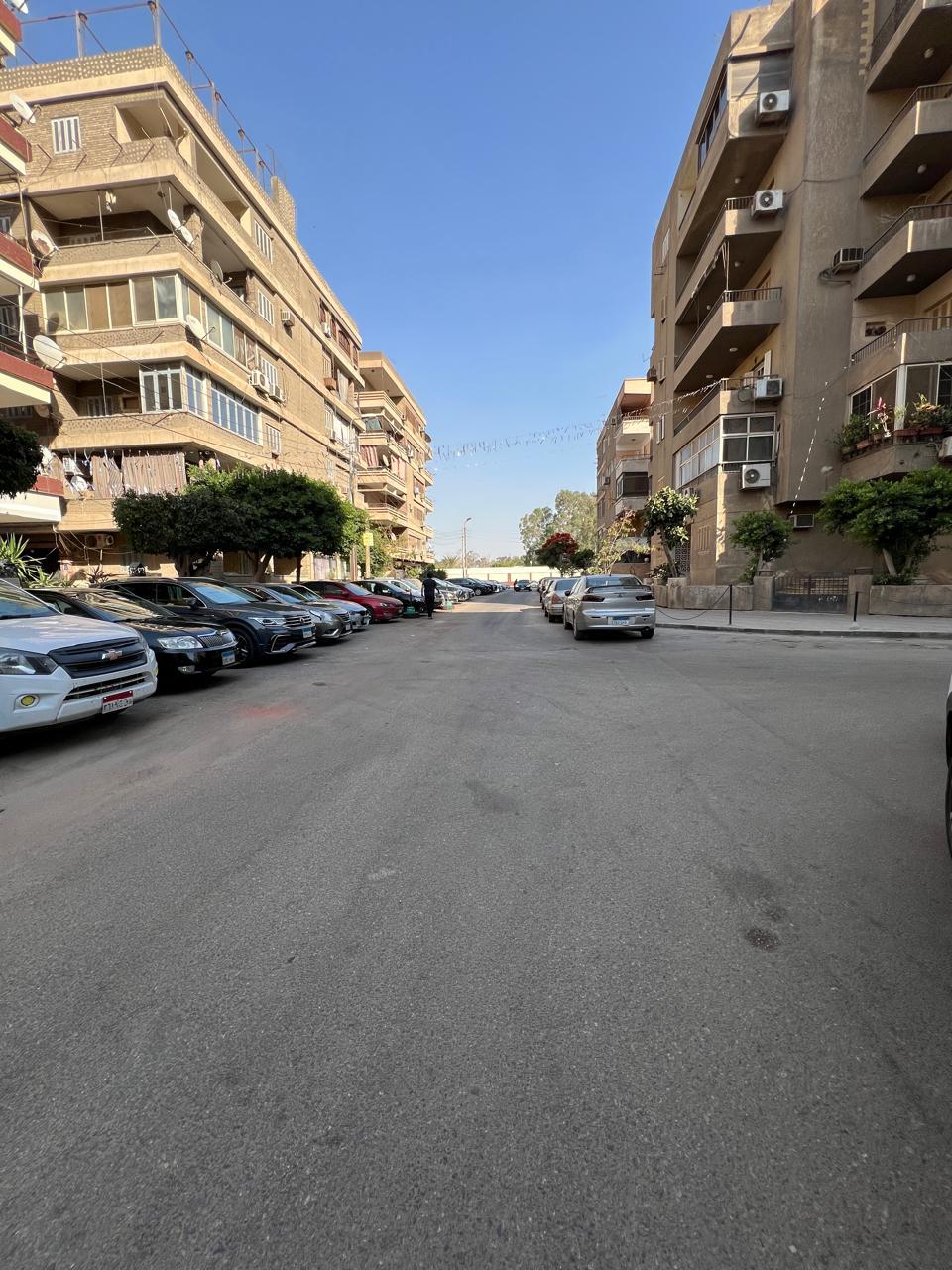 عقار كامل للبيع متفرع من شارع عمار بن ياسر – خلف الكلية الحربية – دقائق عن نادي الطيران ونادي الشمس