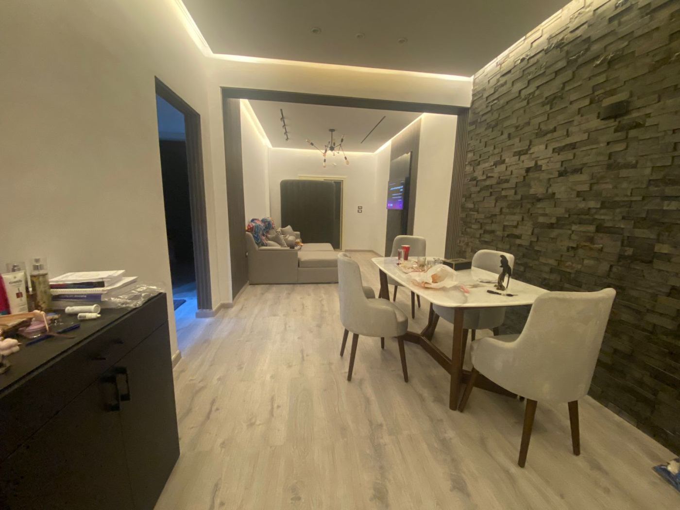 شقة للتمليك تصلح سكنى او ادارى بجوار نادى الغابة